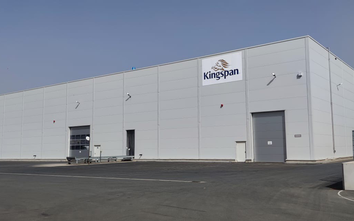 Produktionshalle von Kingspan Ronneburg mit moderner Logistik und großflächiger Industriearchitektur