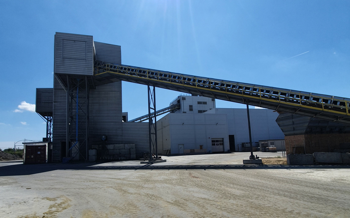 Förderanlage auf dem Werksgelände von Kingspan zur automatisierten Materialverarbeitung in der Produktion