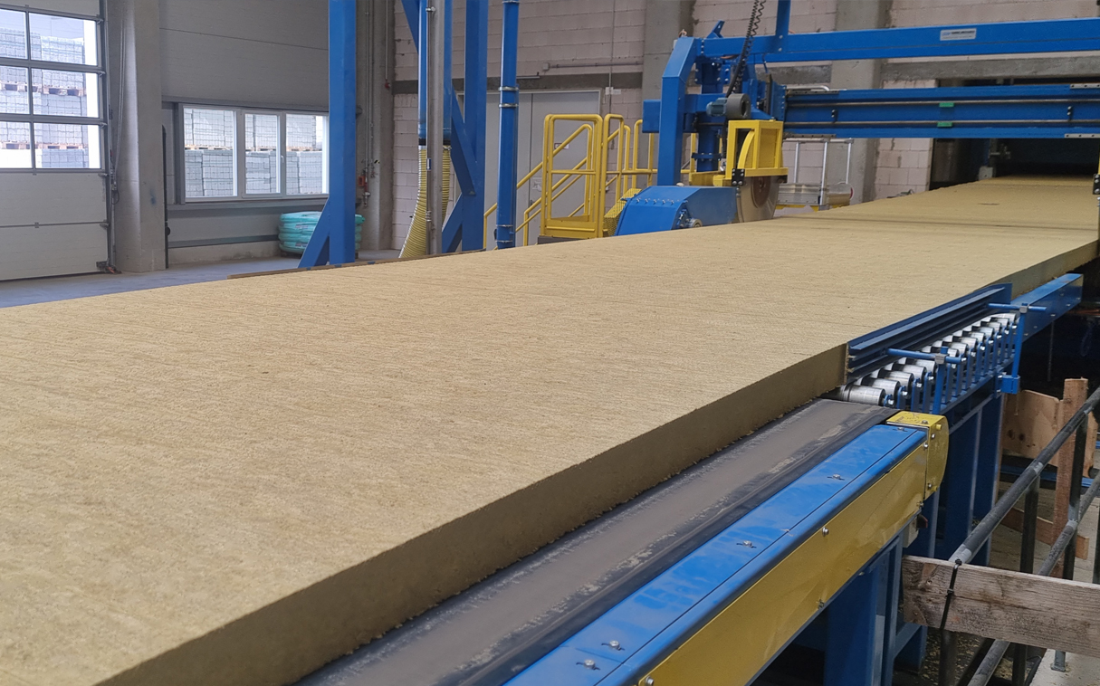 Manufacturing of insulation materials at Kingspan using automated production systems in the factory hall